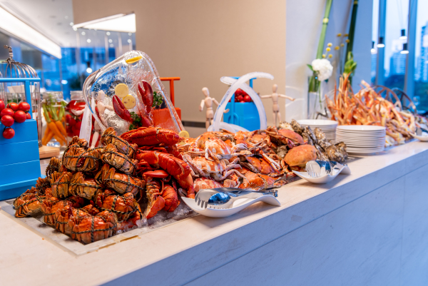 開業(yè)首秀!濱江艾美酒店西餐廳推出&ldquo;瘋狂蟹逅&rdquo;海鮮自助晚餐